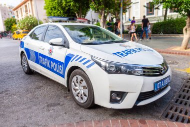 Antalya / Türkiye - 30 Eylül 2018: Subaru polis arabası Türk Polis Trafik Polisi standları bir denetim noktasının yakınında bir sokakta