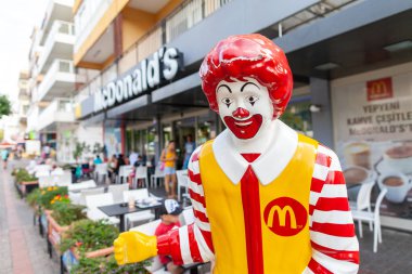 Antalya / Türkiye - 30 Eylül 2018: Ronald Mc Donald maskot standları Antalya'da bir Mc Donalds dükkan önünde