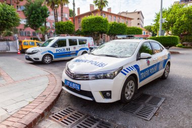 Antalya / Türkiye - 30 Eylül 2018: Subaru polis arabası Türk Polis Trafik Polisi standları bir denetim noktasının yakınında bir sokakta