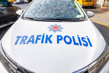 Polis arabası Türk Polis Trafik Polisi bir sokakta duruyor