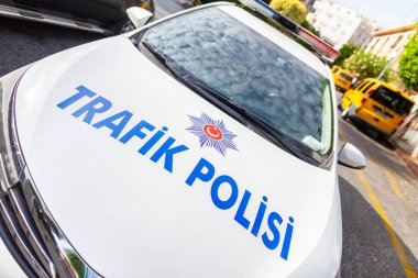 Polis arabası Türk Polis Trafik Polisi bir sokakta duruyor