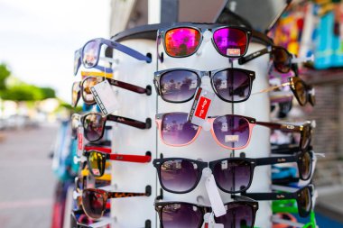Alanya / Türkiye - 30 Eylül 2018: güneş gözlüğü Ray-Ban dan asılı Alanya'da yerel bir pazarda bir stand.