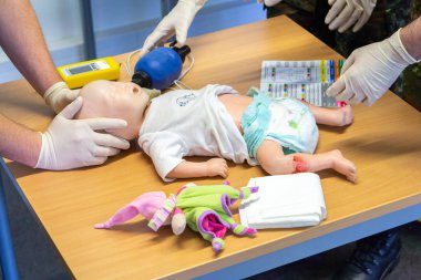 Münih / Almanya - 05 Eylül 2018: tıp eğitimi için Alman ambulans adam bir kukla. PHTLS Instruktor Kurtarma Servisi personel için yeni tıbbi yöntemleri komutunu verir..