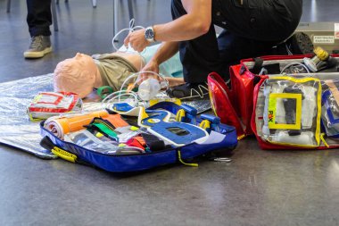 Münih / Almanya - 05 Eylül 2018: tıp eğitimi için Alman ambulans adam bir kukla. PHTLS Instruktor Kurtarma Servisi personel için yeni tıbbi yöntemleri komutunu verir..