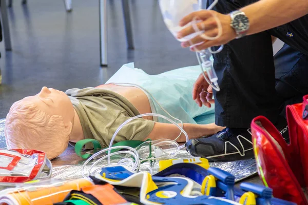 慕尼黑 2018年9月05日 德国救护车男子在木偶上的医疗培训 Phtls Instruktor 指导救援人员新的医疗方法 — 图库照片