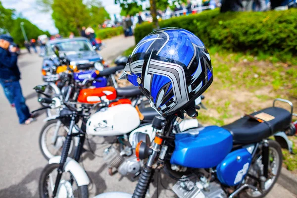 Blauhelm Hängt Deutschem Motorrad — Stockfoto