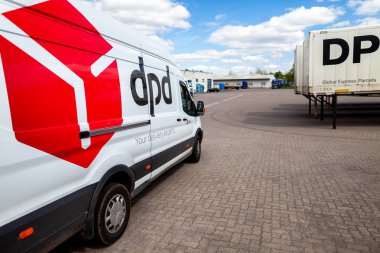 Altentreptow / Almanya - Mayıs 1: Alman mercedes benz van dan dpd duruyor Altentreptow lojistik depo Tarih / Almanya