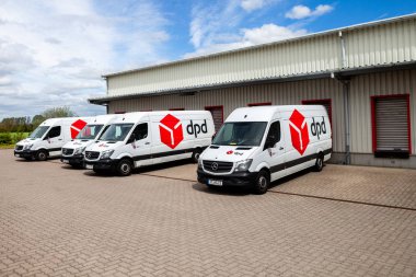 Altentreptow / Almanya - Mayıs 1: Alman mercedes benz van dan dpd duruyor Altentreptow lojistik depo Tarih / Almanya