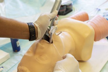 Bir tıbbi uygulama kukla üzerinde endotrakeal entübasyon