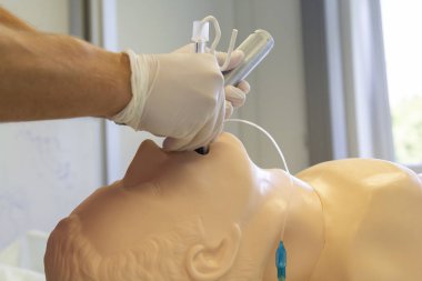 Bir tıbbi uygulama kukla üzerinde endotrakeal entübasyon