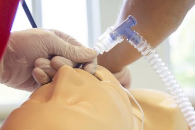 Bir tıbbi uygulama kukla üzerinde endotrakeal entübasyon