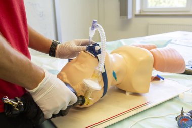 Bir tıbbi uygulama kukla üzerinde endotrakeal entübasyon