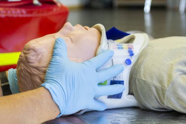 İnsan bir tıp eğitimi kukla ambulans adam için gelen boyun stabilisations eller
