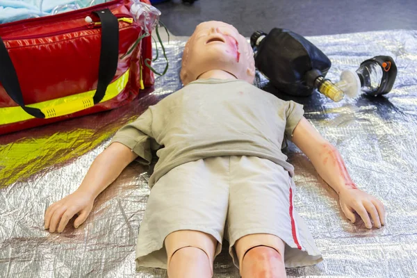 医疗青少年木偶躺在地上受伤 — 图库照片