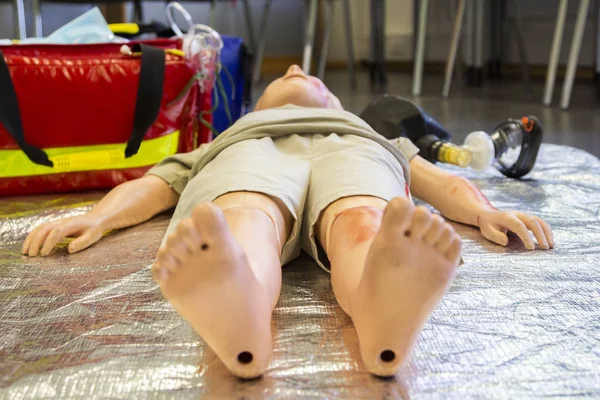 医疗青少年木偶躺在地上受伤 — 图库照片