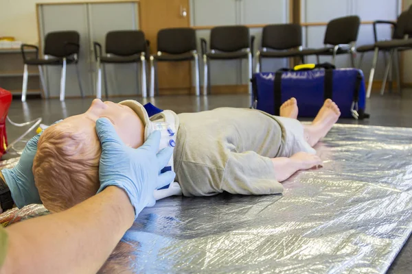 人的手 Stabilisations 的颈部从医疗训练木偶为救护车人 — 图库照片