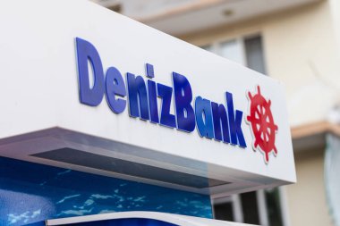 Alanya / Türkiye - 29 Eylül 2018: Denizbank üzerinden para çekme dispenseri standları bir sokakta Alanya yakınındaki