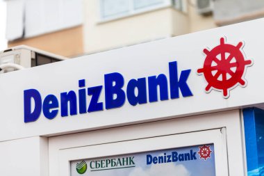 Alanya / Türkiye - 29 Eylül 2018: Denizbank üzerinden para çekme dispenseri standları bir sokakta Alanya yakınındaki