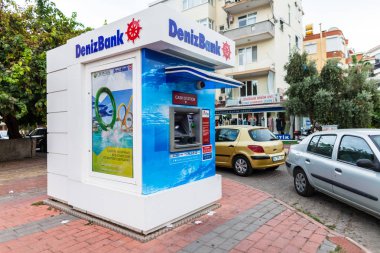 Alanya / Türkiye - 29 Eylül 2018: Denizbank üzerinden para çekme dispenseri standları bir sokakta Alanya yakınındaki