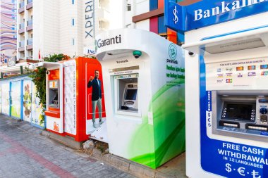 Alanya / Türkiye - 29 Eylül 2018: farklı bankalardan nakit makinesi standları bir sokakta Alanya yakınındaki