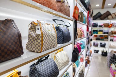 Alanya / Türkiye - 30 Eylül 2018: Louis Vuitton çanta stans Alanya'da bir dükkanda