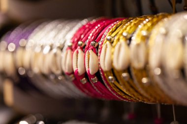 Alanya / Türkiye - 30 Eylül 2018: Hatıra eşya asılı bir dükkanda Alanya