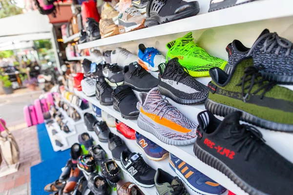 Alanya Türkiye Eylül 2018 Farklı Markaların Ayakkabı Standları Bir Dükkanda — Stok fotoğraf