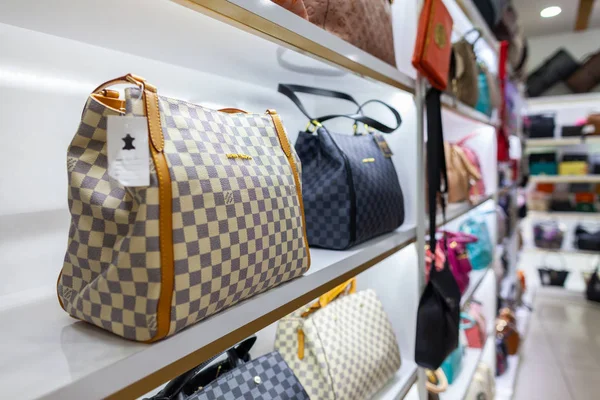 Alanya / Türkiye - 30 Eylül 2018: Louis Vuitton çanta stans Alanya'da bir dükkanda
