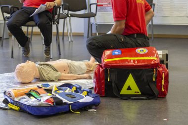 Münih / Almanya - 05 Eylül 2018: tıp eğitimi için Alman ambulans adam bir kukla. PHTLS Instruktor Kurtarma Servisi personel için yeni tıbbi yöntemleri komutunu verir..