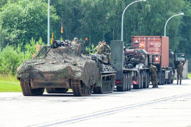 Burg / Almanya - 25 Haziran 2016: Alman askeri ordu konvoyu, barrack Burg açık gün, sokakta duruyor / Saksonya Anhalt