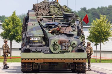 Burg / Almanya - 25 Haziran 2016: Alman zırhlı kurtarma aracı, yanında 2 den Bundeswehr barrack Burg açık gün, hasarlı bir tank çeker / Saksonya-Anhalt