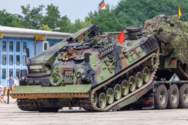 Burg / Almanya - 25 Haziran 2016: Alman zırhlı kurtarma aracı, yanında 2 den Bundeswehr barrack Burg açık gün, hasarlı bir tank çeker / Saksonya-Anhalt
