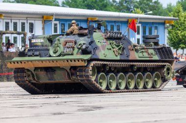 Burg / Almanya - 25 Haziran 2016: Alman zırhlı kurtarma aracı, yanında 2 Bundeswehr gelen sürücüler açık gününde barrack Burg / Saksonya-Anhalt