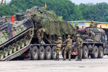 Burg / Almanya - 25 Haziran 2016: Alman zırhlı kurtarma aracı, yanında 2 den Bundeswehr barrack Burg açık gün, hasarlı bir tank çeker / Saksonya-Anhalt