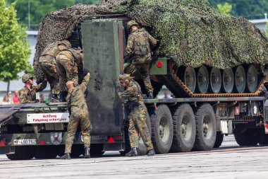 Burg / Almanya - 25 Haziran 2016: Alman zırhlı piyade Aracı, Marder Bundeswehr üzerinden barrack Burg açık gün, ağır kamyon fil standları / Saksonya-Anhalt