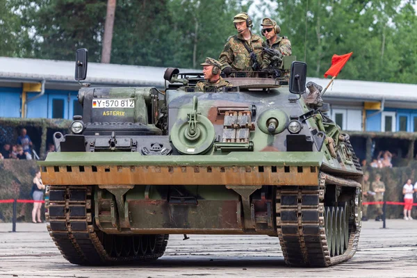 Burg Almanya Haziran 2016 Alman Zırhlı Kurtarma Aracı Yanında Bundeswehr — Stok fotoğraf