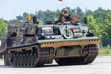 Burg / Almanya - 25 Haziran 2016: Alman zırhlı kurtarma aracı, yanında 2 Bundeswehr gelen sürücüler açık gününde barrack Burg / Saksonya-Anhalt