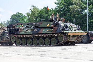 Burg / Almanya - 25 Haziran 2016: Alman zırhlı kurtarma aracı, yanında 2 Bundeswehr gelen sürücüler açık gününde barrack Burg / Saksonya-Anhalt