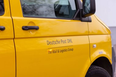 Berlin / Almanya - Kasım 9,2018: Logo Deutsche Post ve Dhl sarı postcar üzerinde.