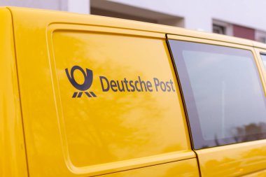 Berlin / Almanya - Kasım 9,2018: Logo Deutsche Post ve Dhl sarı postcar üzerinde.