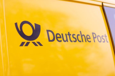 Berlin / Almanya - Kasım 9,2018: Logo Deutsche Post ve Dhl sarı postcar üzerinde.