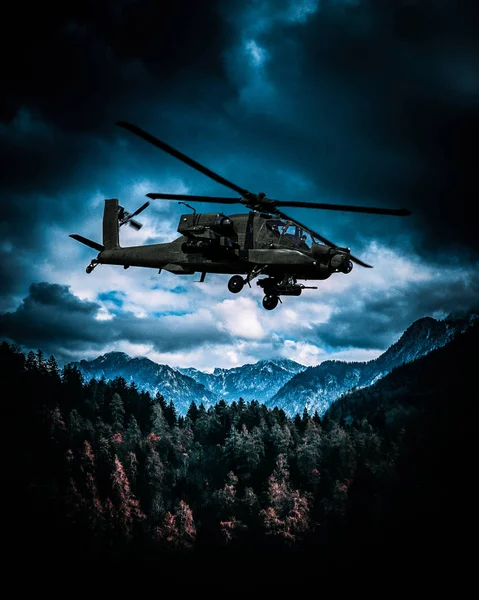 Helicóptero Ataque Armado Pesado Vuela Sobre Colinas — Foto de Stock