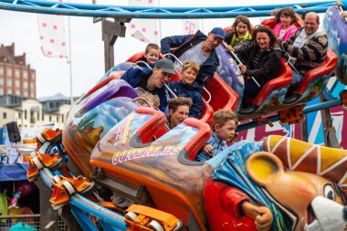 Rostock / Almanya - 12 Ağustos 2017: insanlar bir Roller Coaster üzerinde