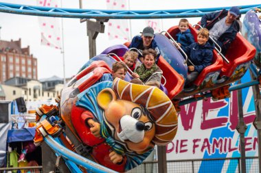Rostock / Almanya - 12 Ağustos 2017: insanlar bir Roller Coaster üzerinde