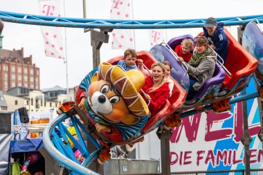 Rostock / Almanya - 12 Ağustos 2017: insanlar bir Roller Coaster üzerinde