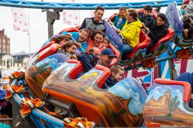 Rostock / Almanya - 12 Ağustos 2017: insanlar bir Roller Coaster üzerinde