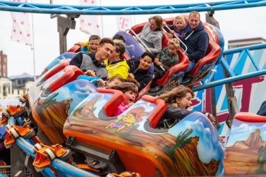 Rostock / Almanya - 12 Ağustos 2017: insanlar bir Roller Coaster üzerinde