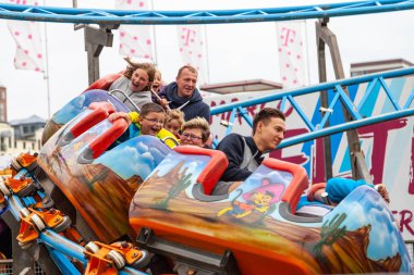 Rostock / Almanya - 12 Ağustos 2017: insanlar bir Roller Coaster üzerinde
