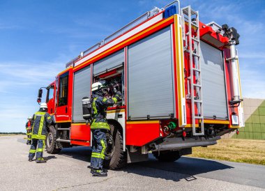 Alman itfaiye itfaiyeci civarı ile bir kaza standları