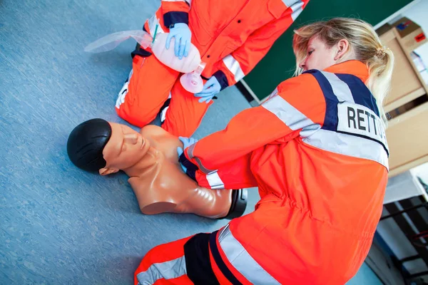 德国医护人员训练木偶上的应急基础知识 — 图库照片